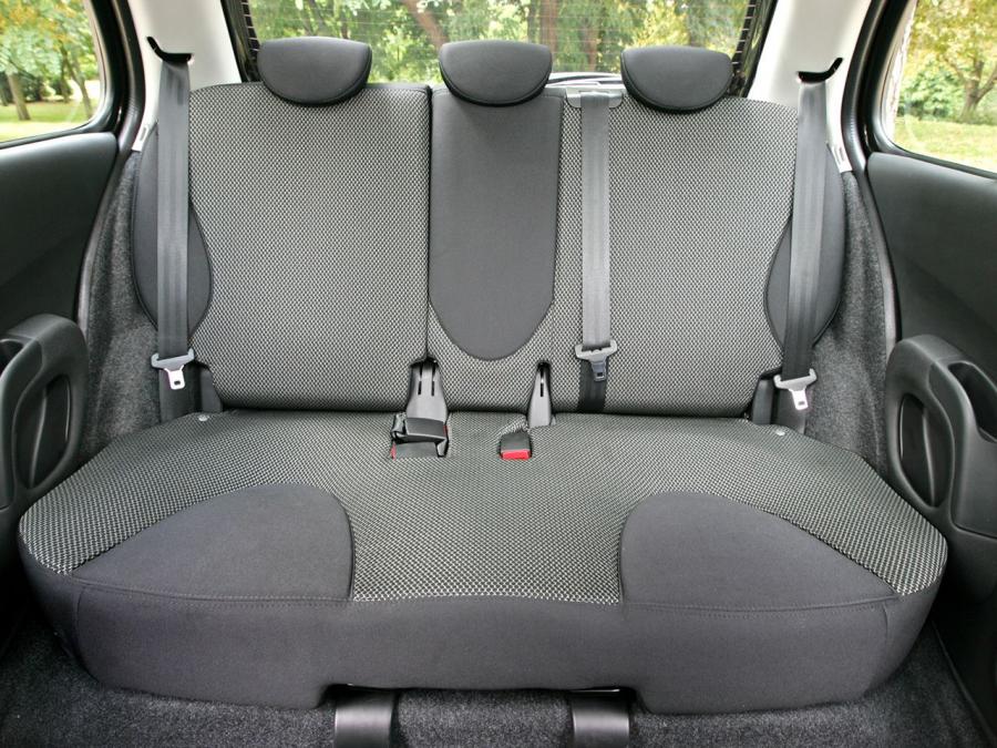 Интерьер Nissan Micra 5-Door (K12C) 2007 года  (фото 6 из 16)